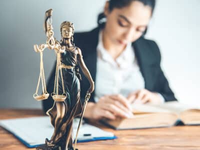 ¿Qué hacen los abogados laborales en NY y cuándo puedo necesitarlos?